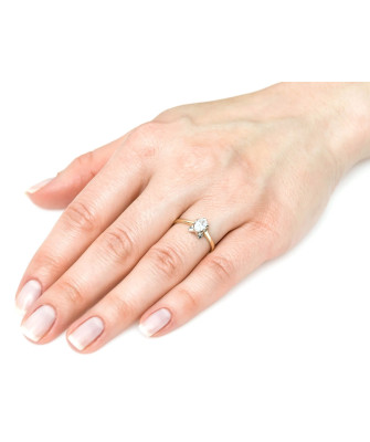 Ring with a large stone gold 8k