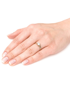 Gold ring with zirconia 8k