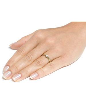 Minimalist ring with zirconia