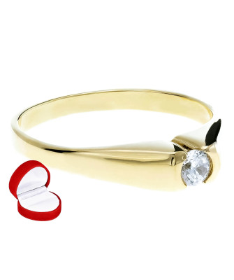 Ring with a white stone 8k