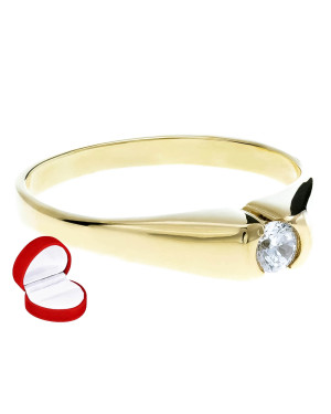 Ring with a white stone 8k