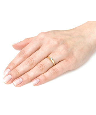 Ring with a white stone 8k