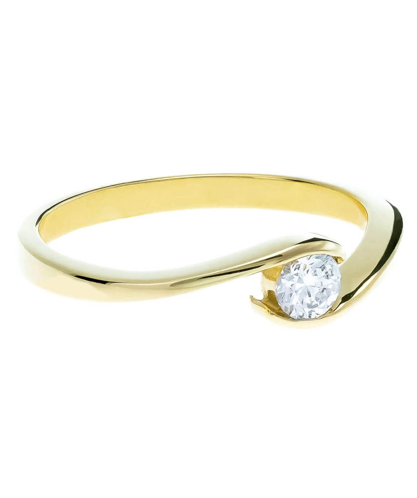 Gold ring with cubic zirconia classic design