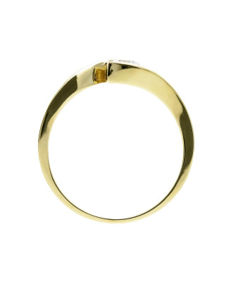 Gold ring with cubic zirconia classic design