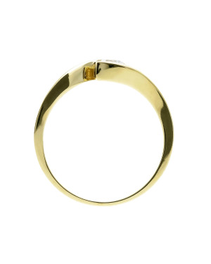 Gold ring with cubic zirconia classic design