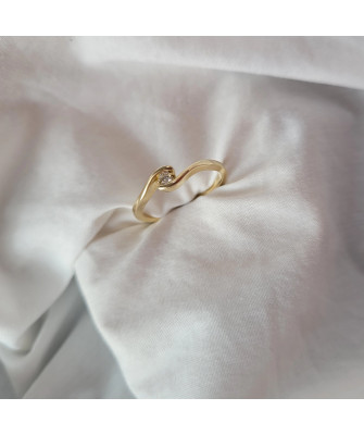 Gold ring with cubic zirconia classic design