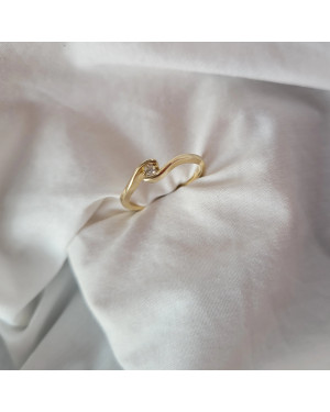 Gold ring with cubic zirconia classic design