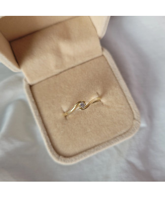 Gold ring with cubic zirconia classic design