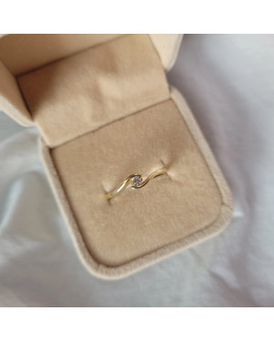Gold ring with cubic zirconia classic design