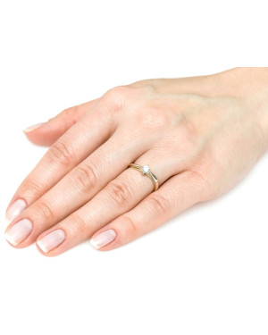 Delicate engagement ring 8k cubic zirconia