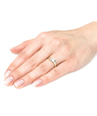 Gold ring 8k white zircons