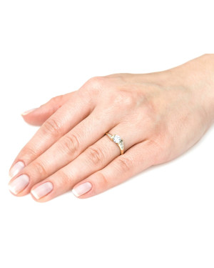 Gold ring 8k white zircons