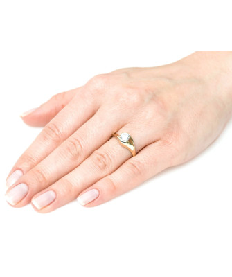 Ring with a large stone gold 8k