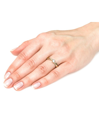 Engagement ring with cubic zirconia interwoven pattern