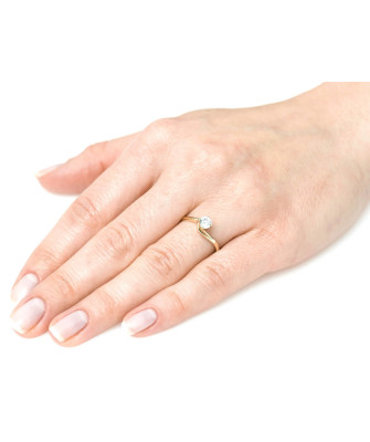 Engagement ring with a large 8k stone