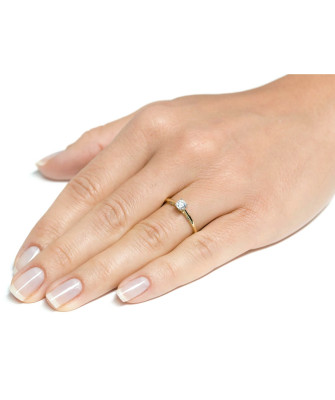 Minimalist engagement ring with cubic zirconia 8k