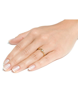 Delicate 8k ring with a white stone