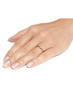 Minimalist ring with cubic zirconia 8k