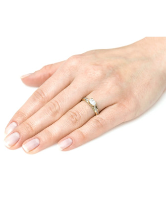 Engagement ring white stones 8k