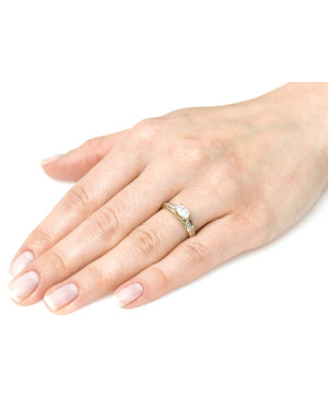 Engagement ring white stones 8k
