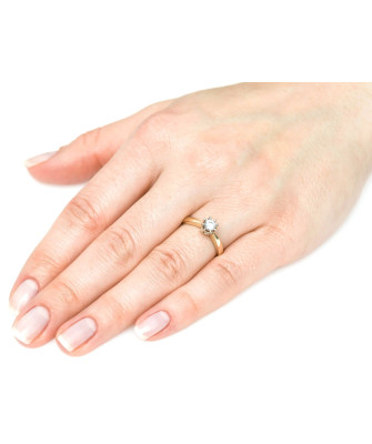 Classic gold engagement ring with zirconia