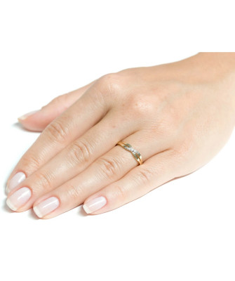 Gold ring 8k stones interwoven pattern