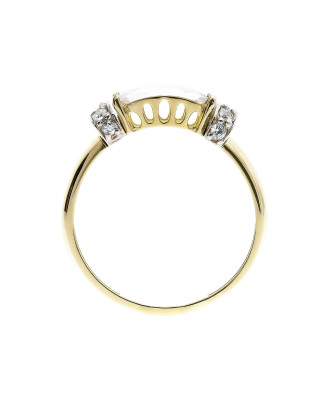 Oval stone engagement ring