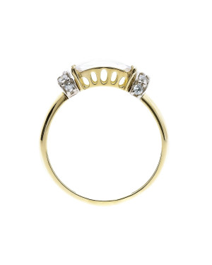 Oval stone engagement ring