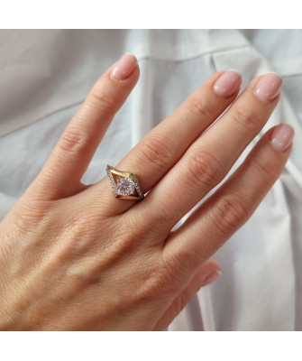 Ring with a large cubic zirconia 8k