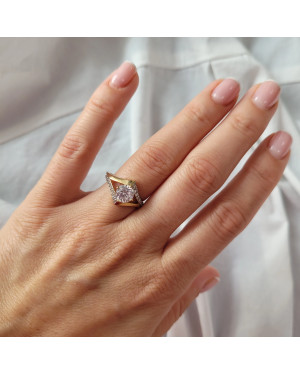 Ring with a large cubic zirconia 8k