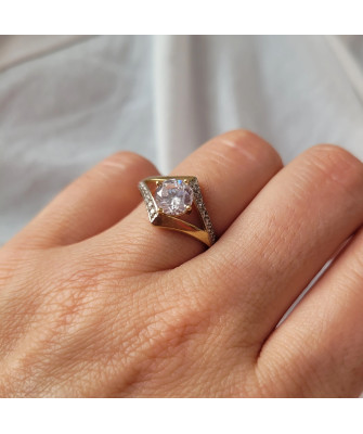 Ring with a large cubic zirconia 8k