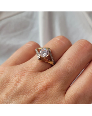 Ring with a large cubic zirconia 8k