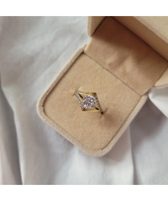 Ring with a large cubic zirconia 8k