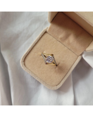 Ring with a large cubic zirconia 8k