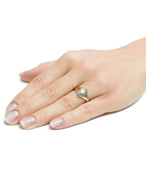 Ring with a large cubic zirconia 8k