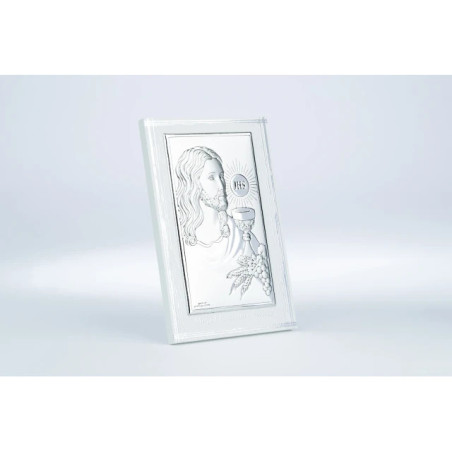 A picture of a communion souvenir in white wood