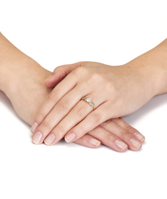 Gold engagement ring with cubic zirconia 8k
