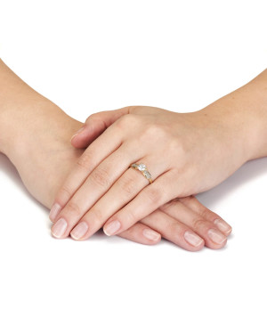 Gold engagement ring with cubic zirconia 8k