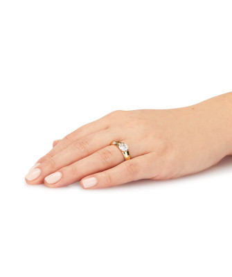 Ring with a large stone 8k