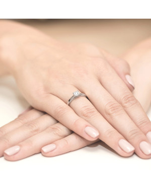 Złoty pierścionek zaręczynowy z diamentem białe złoto 0,08ct