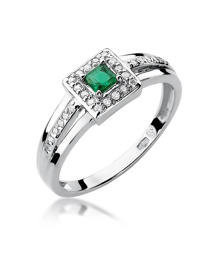 Emerald ring white gold