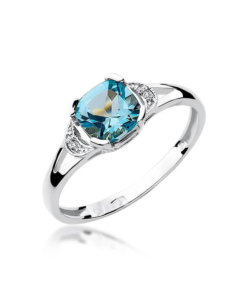 Gold ring with topaz white gold