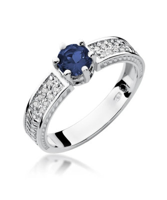Ring with sapphire and diamonds white gold