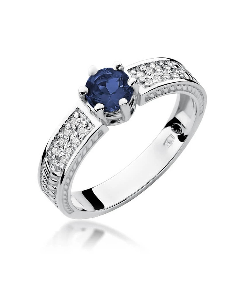 Ring with sapphire and diamonds white gold
