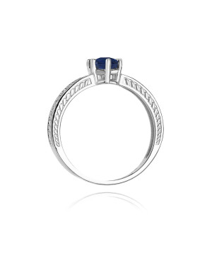 Ring with sapphire and diamonds white gold