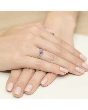 Gold ring with amethyst white gold