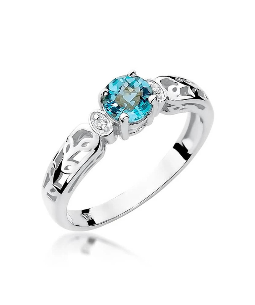 Gold ring with topaz white gold