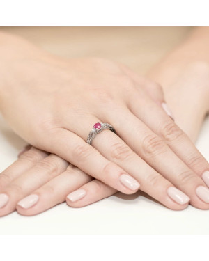 Pierścionek złoty z rubinem białe złoto 0,60ct