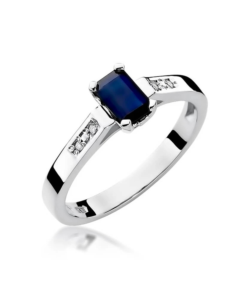 Gold ring with sapphire white gold