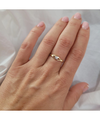 Minimalist ring with white stone 8k